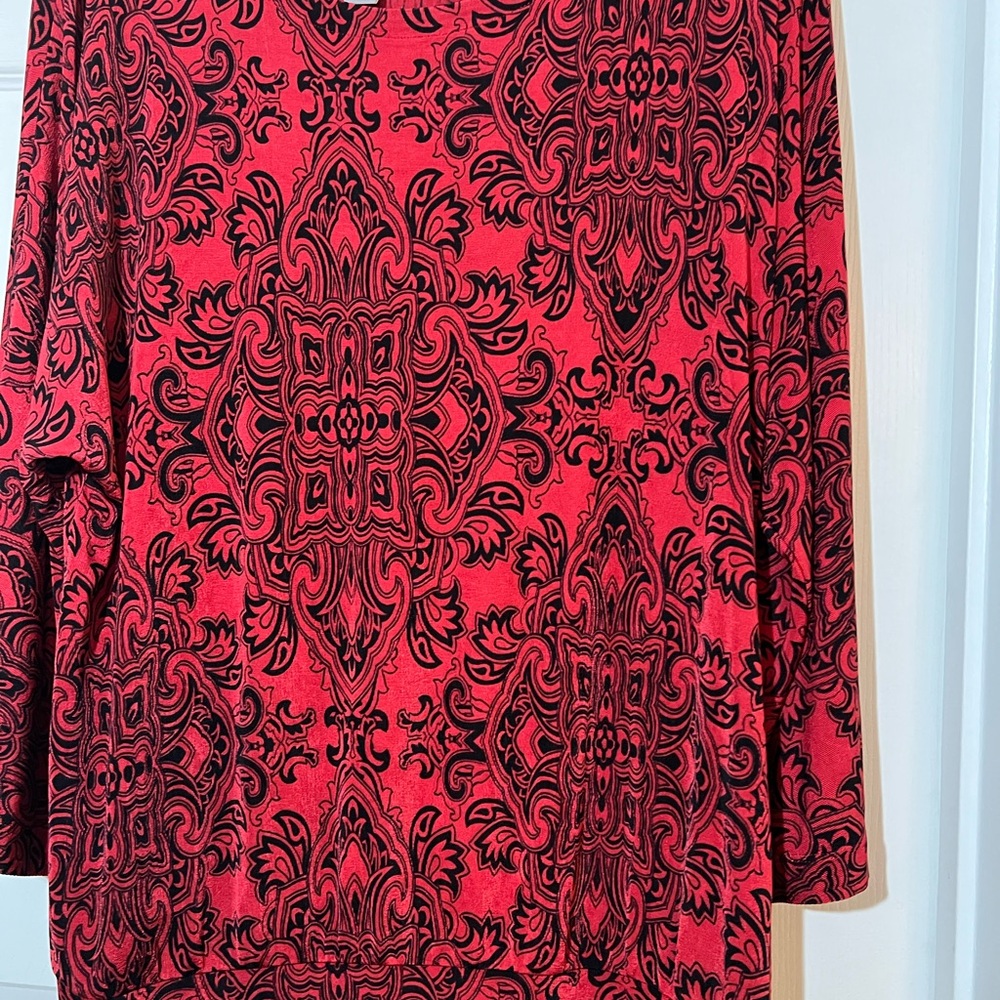 ๐ฆ Elegant Red and Black Patterned Chicos travelers Long Sleeve Top size 2-large - Picture 3 of 5